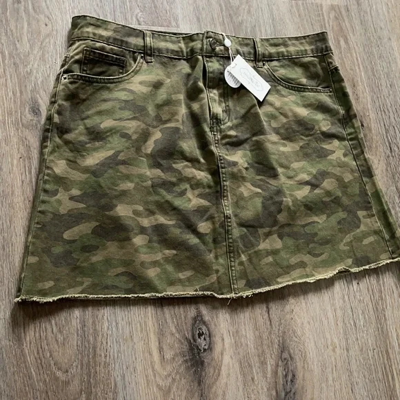 Camouflage Skirt Size Large - Picture 2 of 10